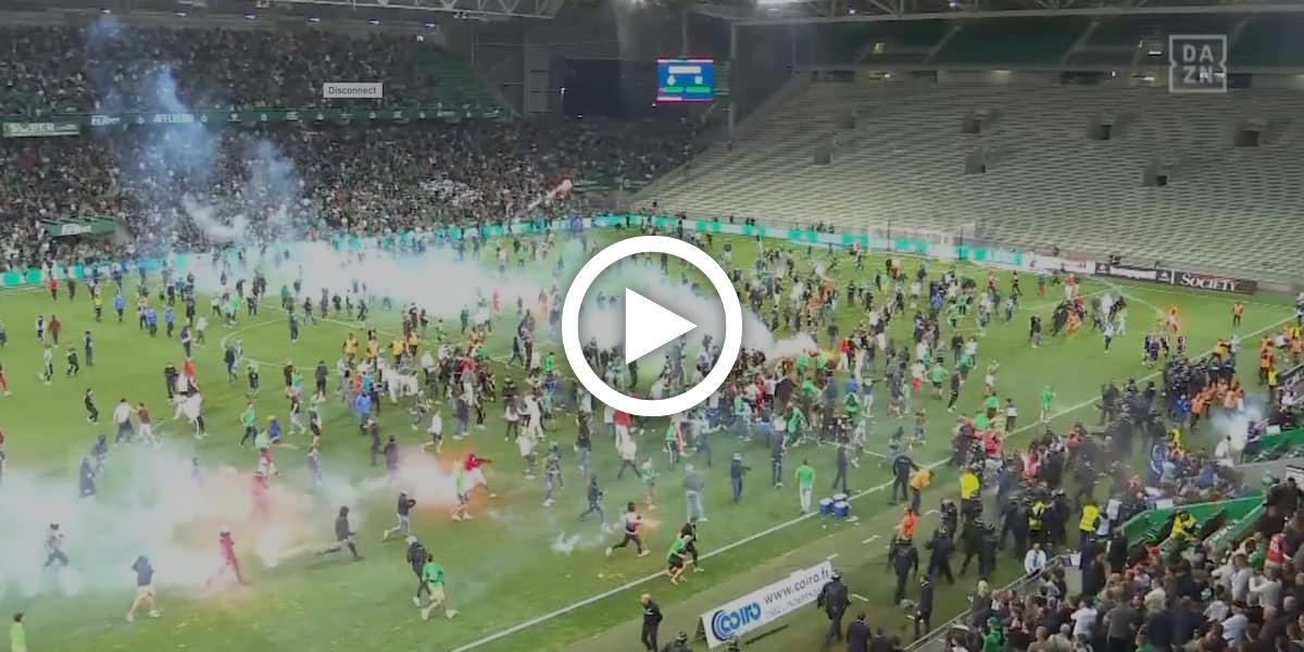 Als klar ist, dass AS St. Etienne absteigt, bricht Chaos im Stadion aus