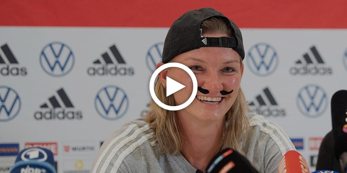 Video: DFB-Kapitänin Popp sorgt mit skurrilem PK-Auftritt für Lacher