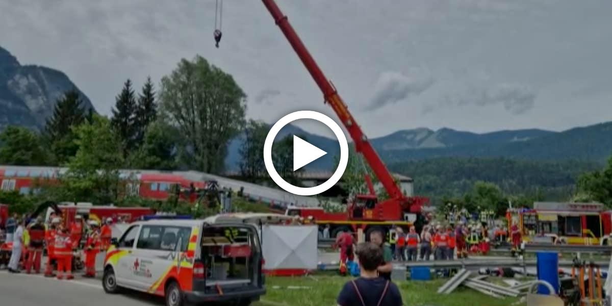 Erste Aufnahmen vom Unglücksort zeigen entgleisten Zug in Bayern