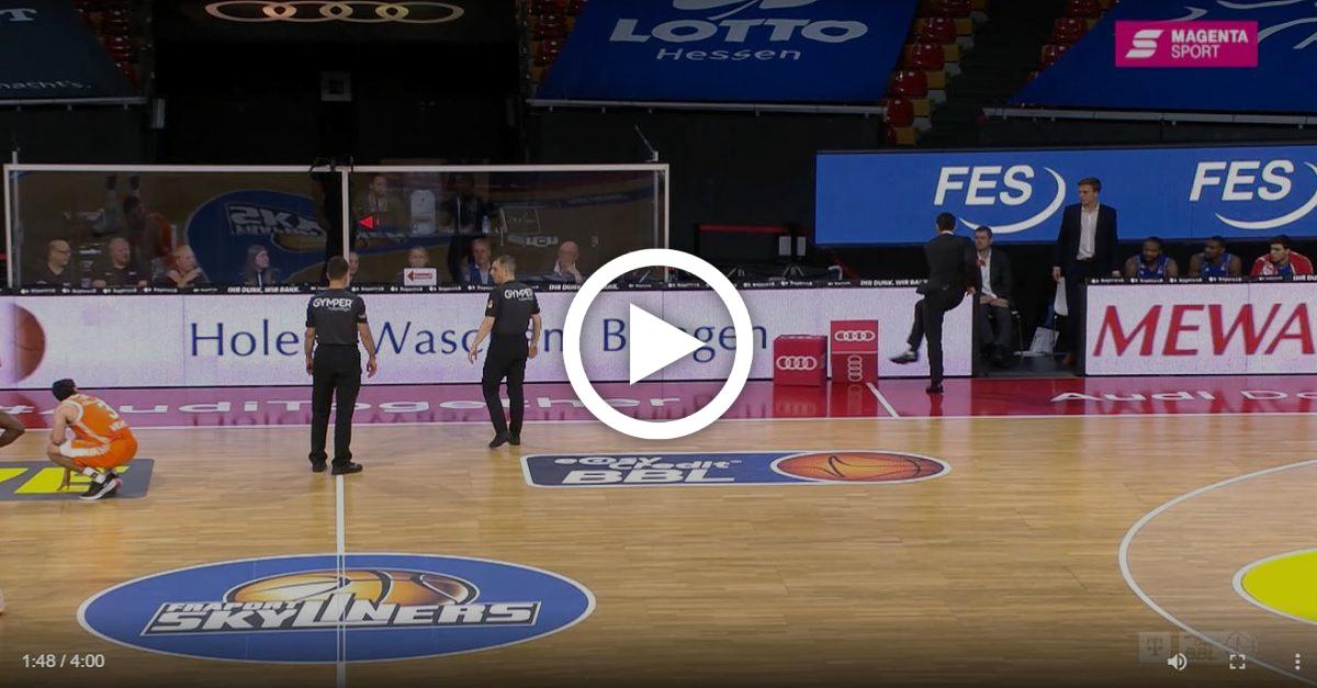 Frankfurt-Coach Gleim rastet nach Foul aus - und lässt Frust an Werbebande aus