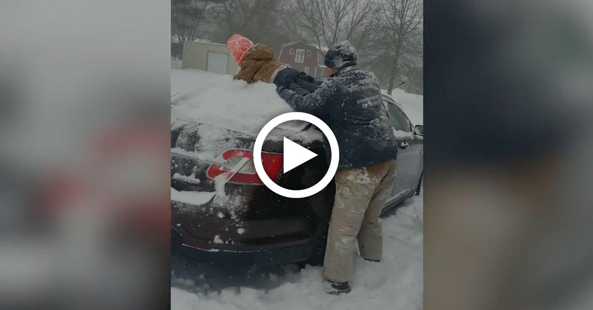 Vater benutzt sein Kind als Eiskratzer - und beide haben sichtlich Spaß