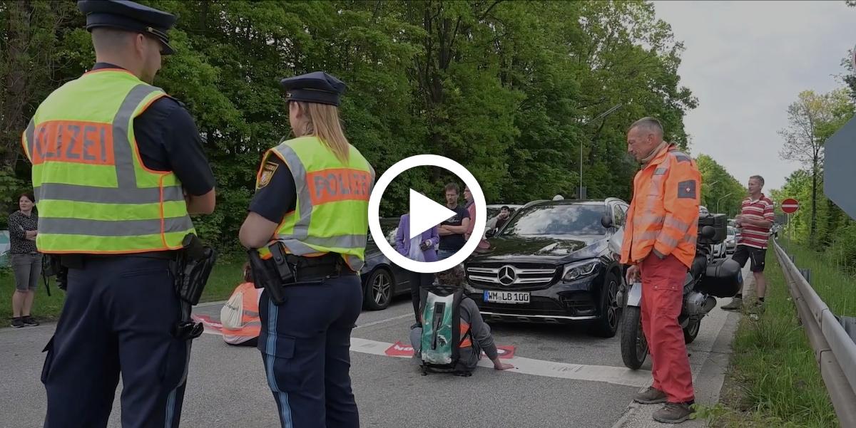 München: Aktivisten kleben sich auf Straße fest, Autofahrer sollen handgreiflich geworden sein