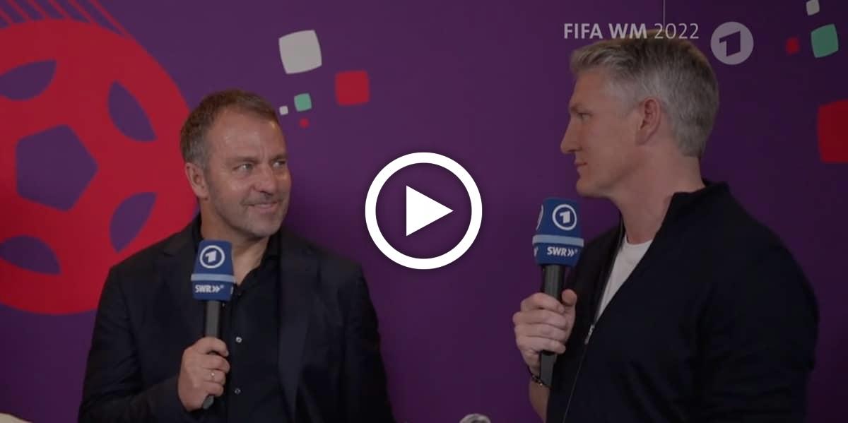 Szene im Video: Flick gibt Schweinsteiger einen mit - der kann nicht aufhören zu grinsen