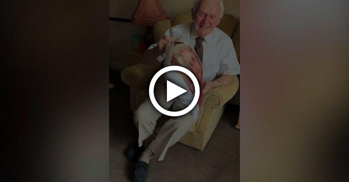 Kissen mit Foto seiner Frau: 94-jähriger Witwer bricht wegen Geschenk in Tränen aus