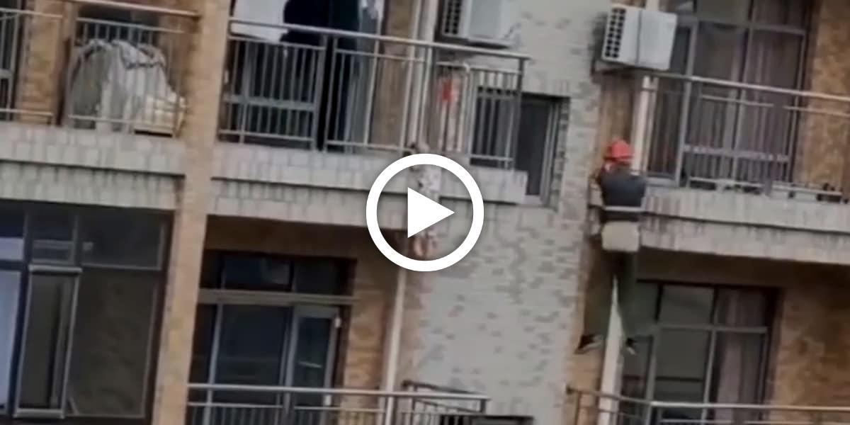 Video: Kleinkind hängt am Kopf von Balkongitter, dann kommt die Rettung aus der Luft