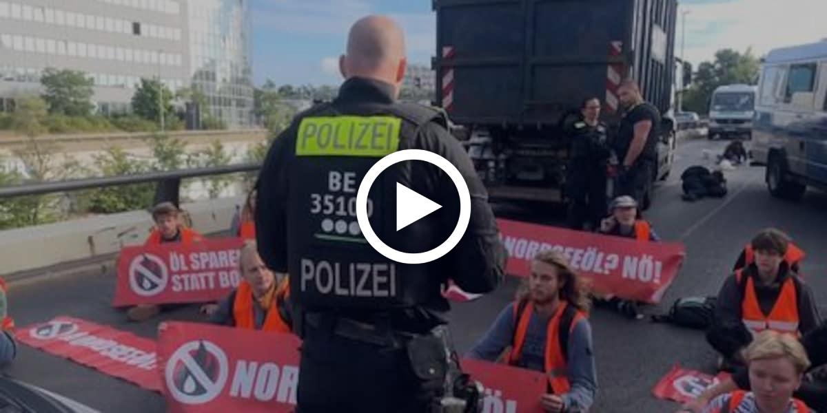 Klimaaktivisten greifen zu Beton, um sich mit der Fahrbahn zu verbinden